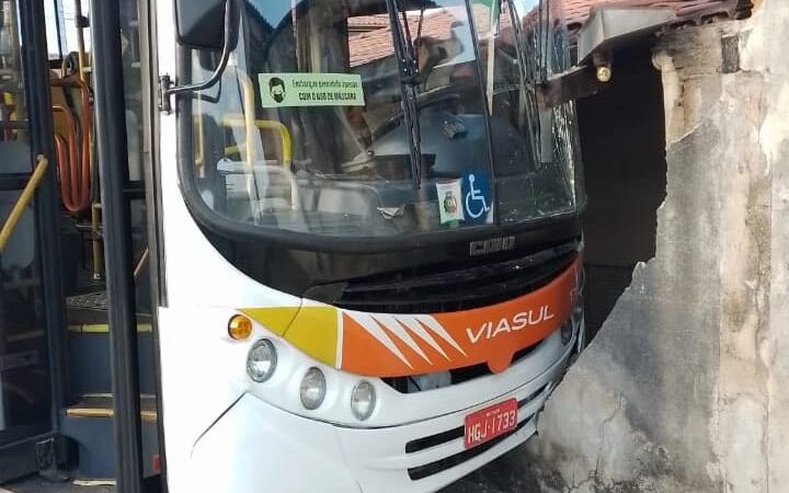 Ônibus perde os freios e atinge carros e muro de casa no bairro Cidade Nova