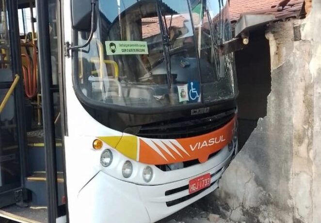 Ônibus perde os freios e atinge carros e muro de casa no bairro Cidade Nova